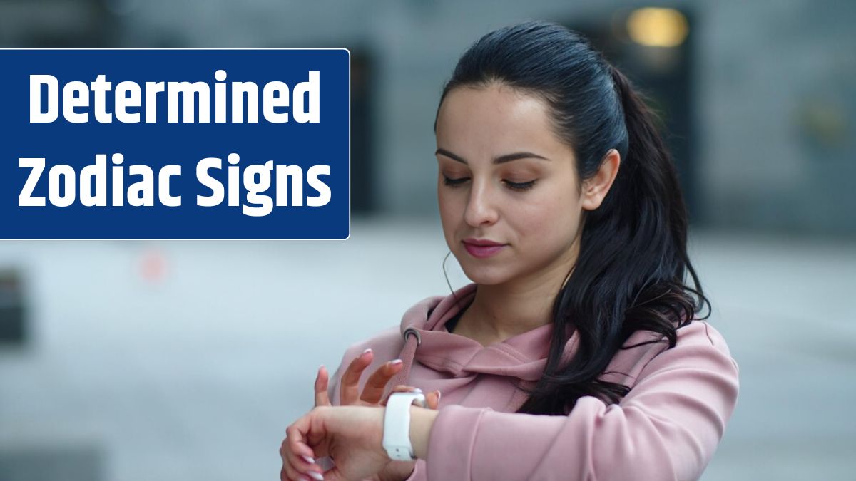 Portrait of fitness woman using smart clock Sporty woman reading message.